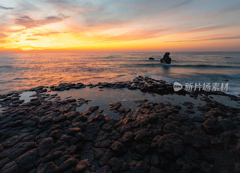 日出在海上和名为Thach Ky Dieu Tau的火山地质悬崖上，广南省